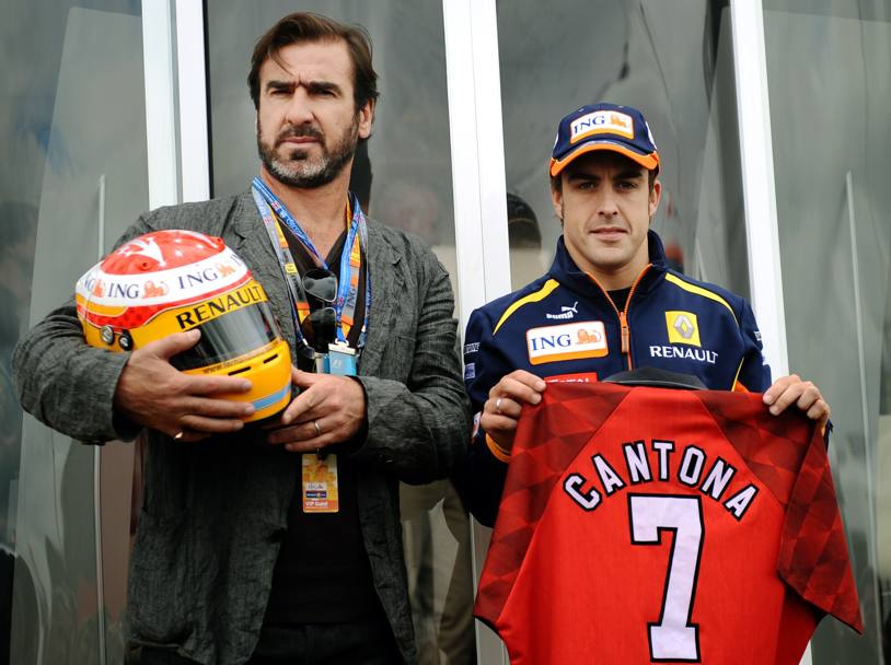 Cantona e Fernando Alonso nel 2009 al circuito di Silverston (Afp)